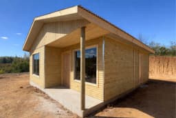 Casa Prefabricada 54 m² con Techo 2 Aguas — Fachada y vista exterior