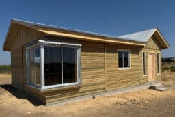 Casa Prefabricada 54 m² con Techo 4 Aguas — Fachada y vista exterior