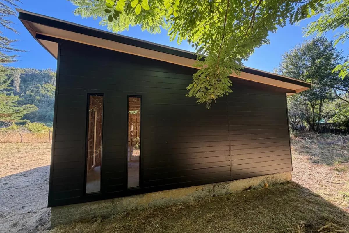 Casa prefabricada instalada en entorno rural
