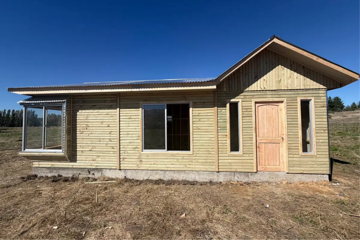 Estructura de madera y techumbre montada en terreno