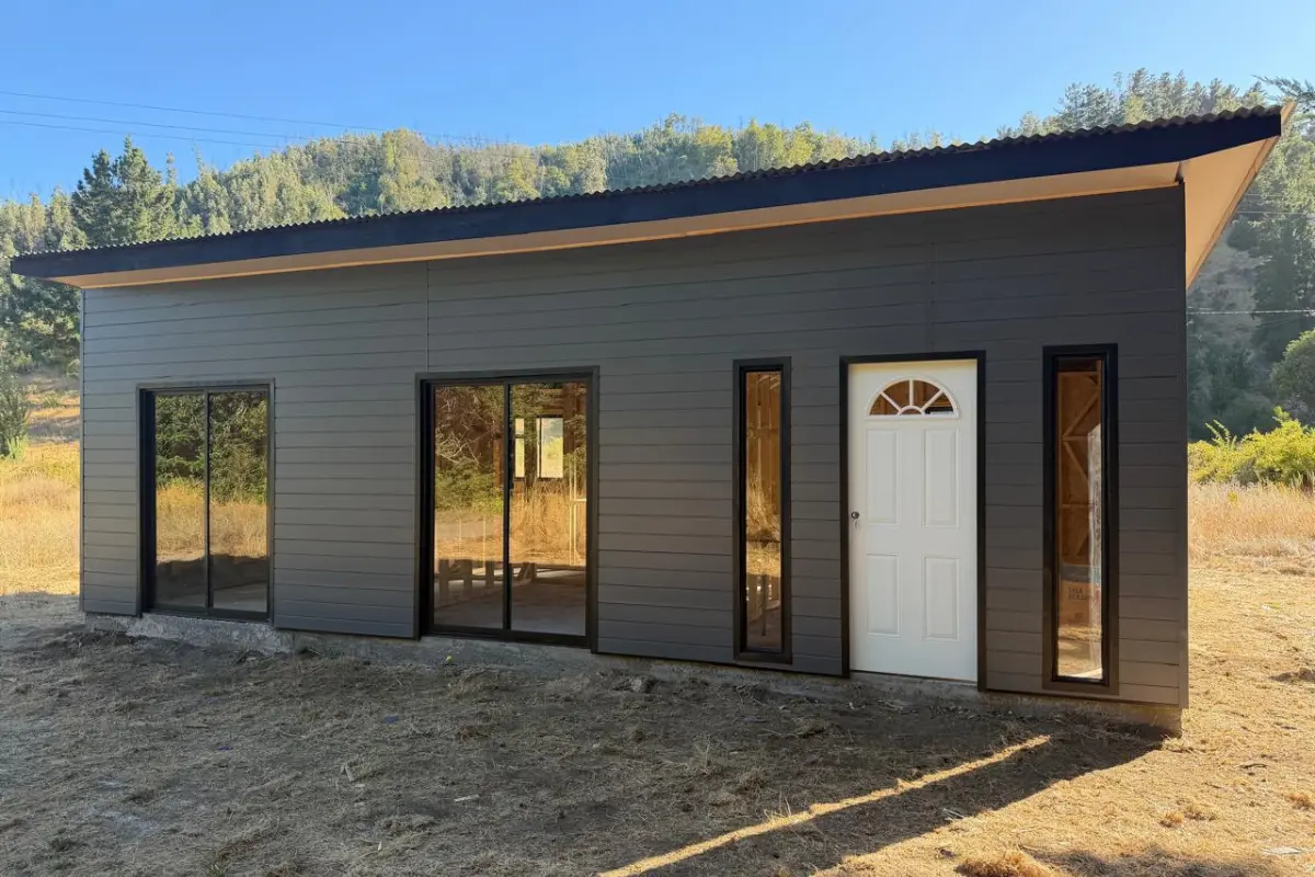 Detalle de construcción y tabiquería en pino